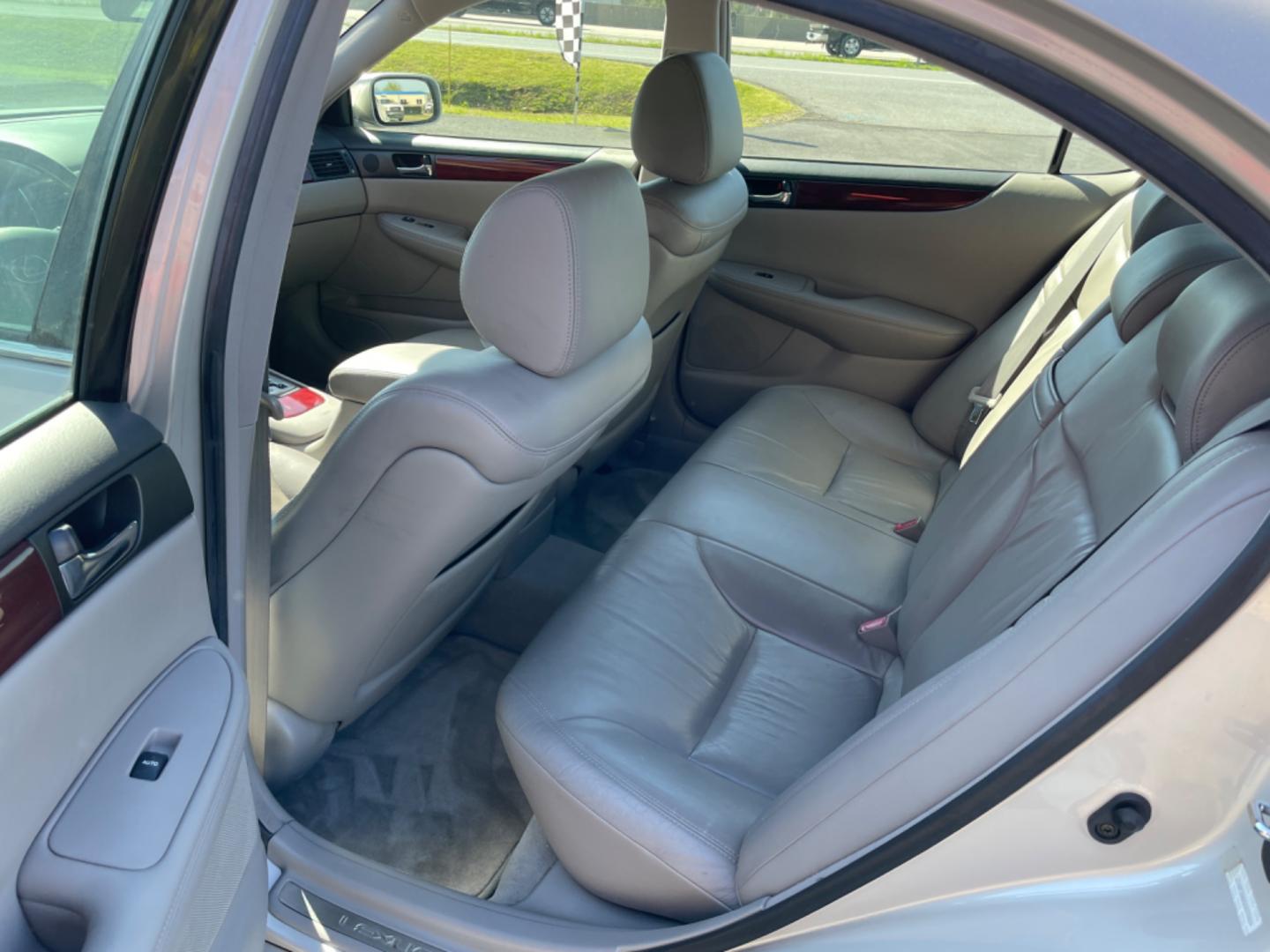 2002 Silver Lexus ES (JTHBF30GX20) with an V6, 3.0 Liter engine, Automatic, 5-Spd w/Overdrive transmission, located at 8008 Warden Rd, Sherwood, AR, 72120, (501) 801-6100, 34.830078, -92.186684 - Photo#11